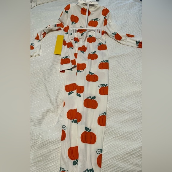 Tahari girl pumpkin pajamas​ - Picture 2 of 5